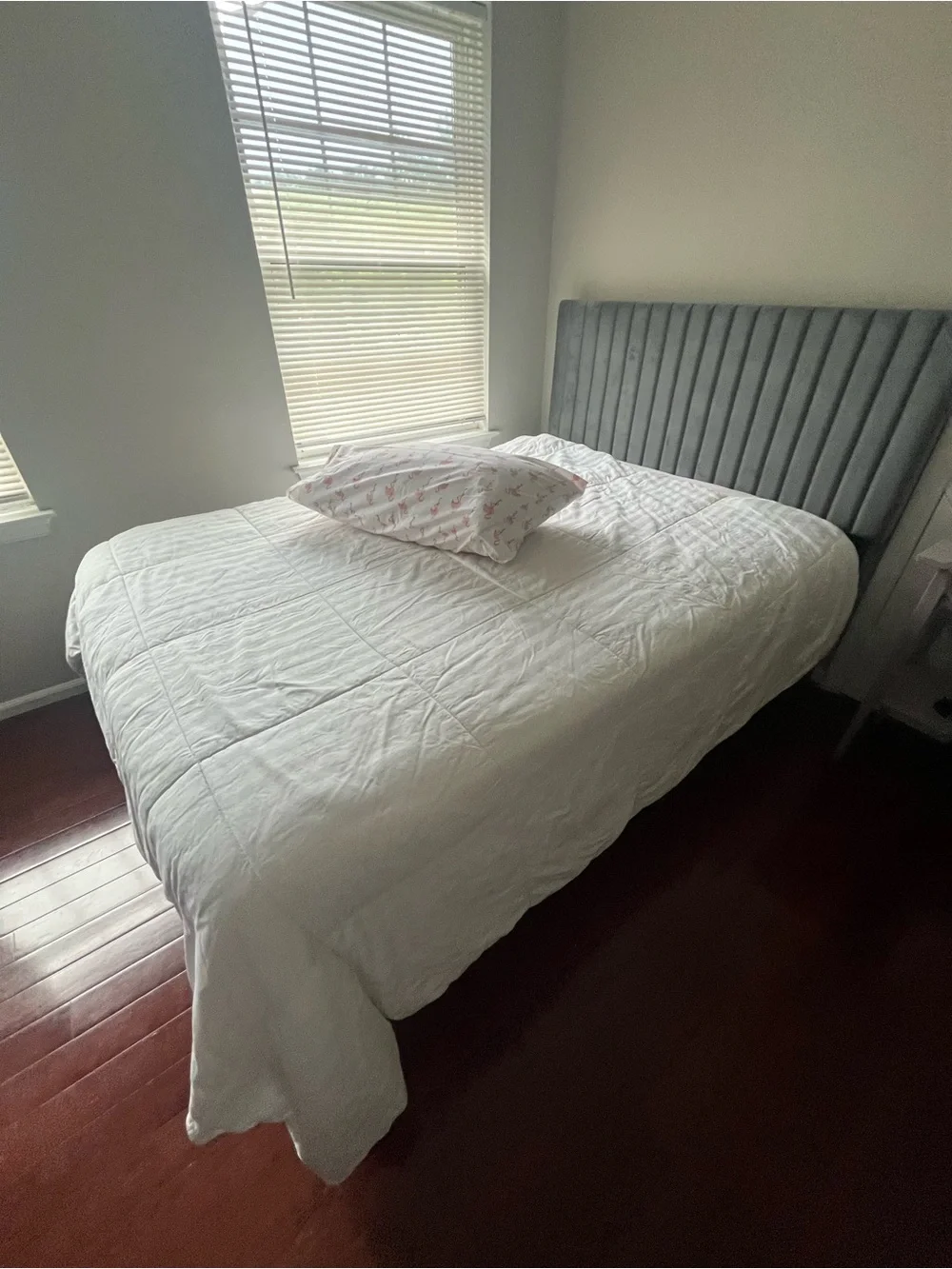 Real Simple White comforter only w/ Flaws